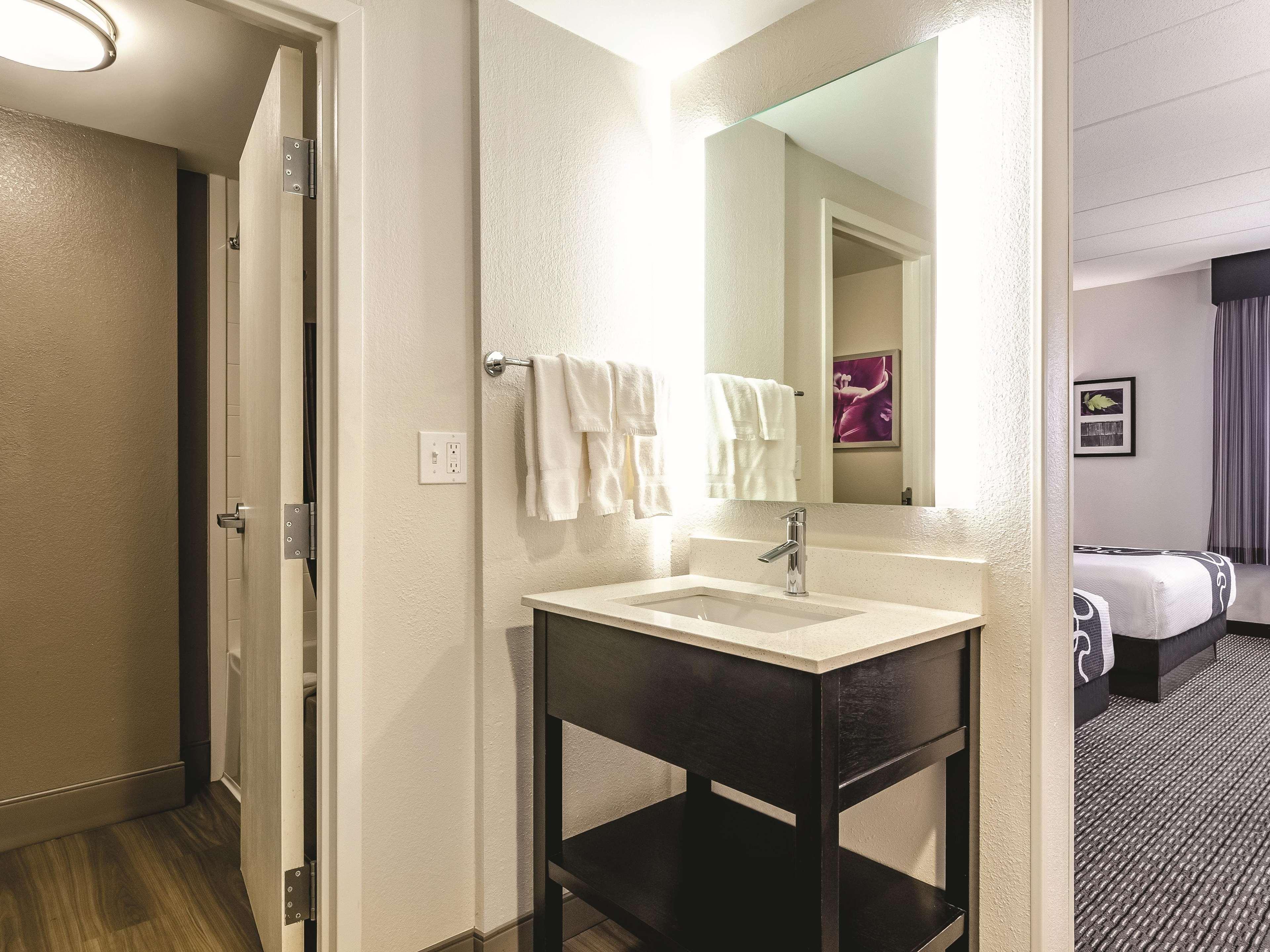 La Quinta By Wyndham Warwick Providence Airport Hotel Екстериор снимка