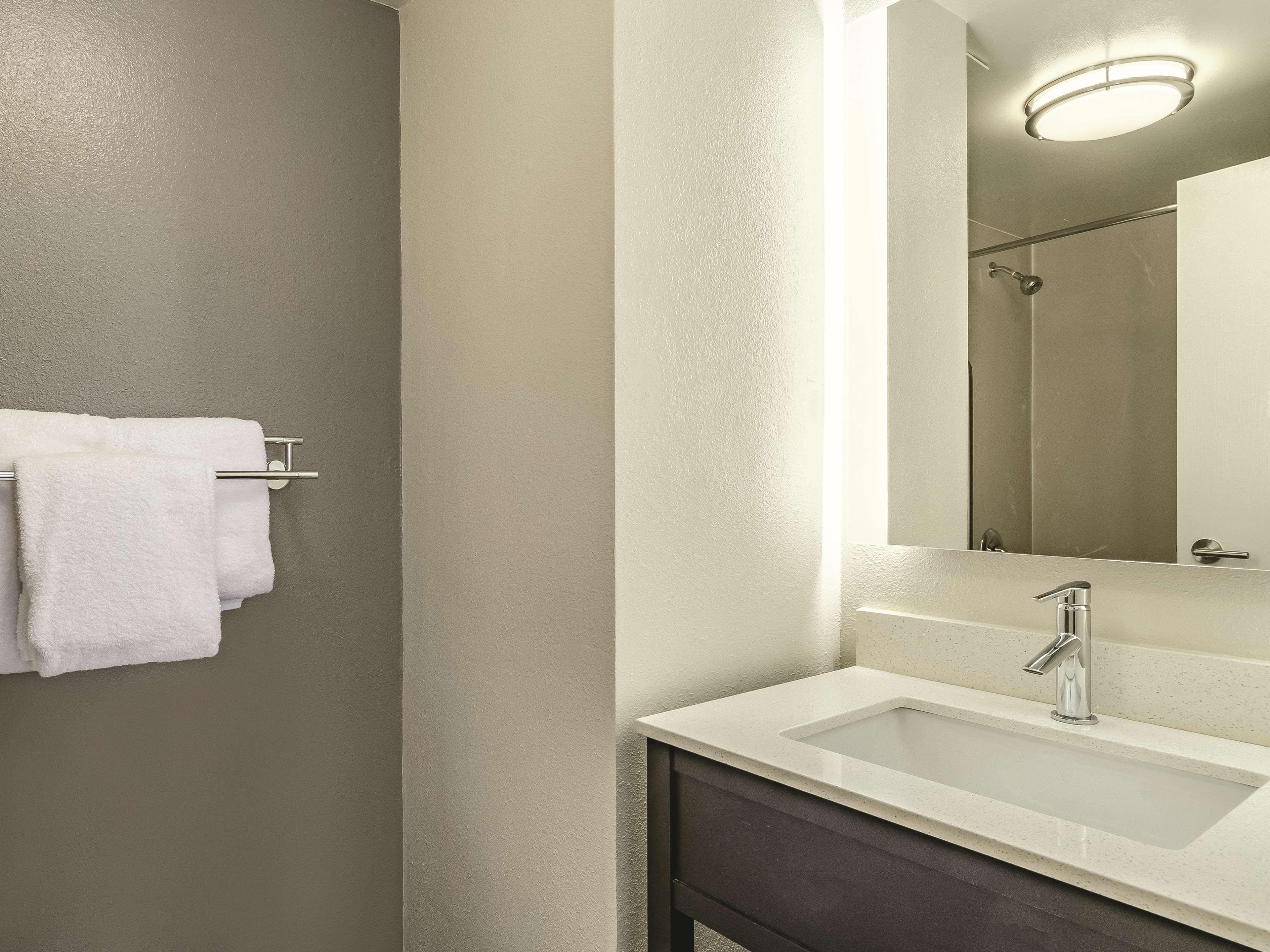 La Quinta By Wyndham Warwick Providence Airport Hotel Екстериор снимка