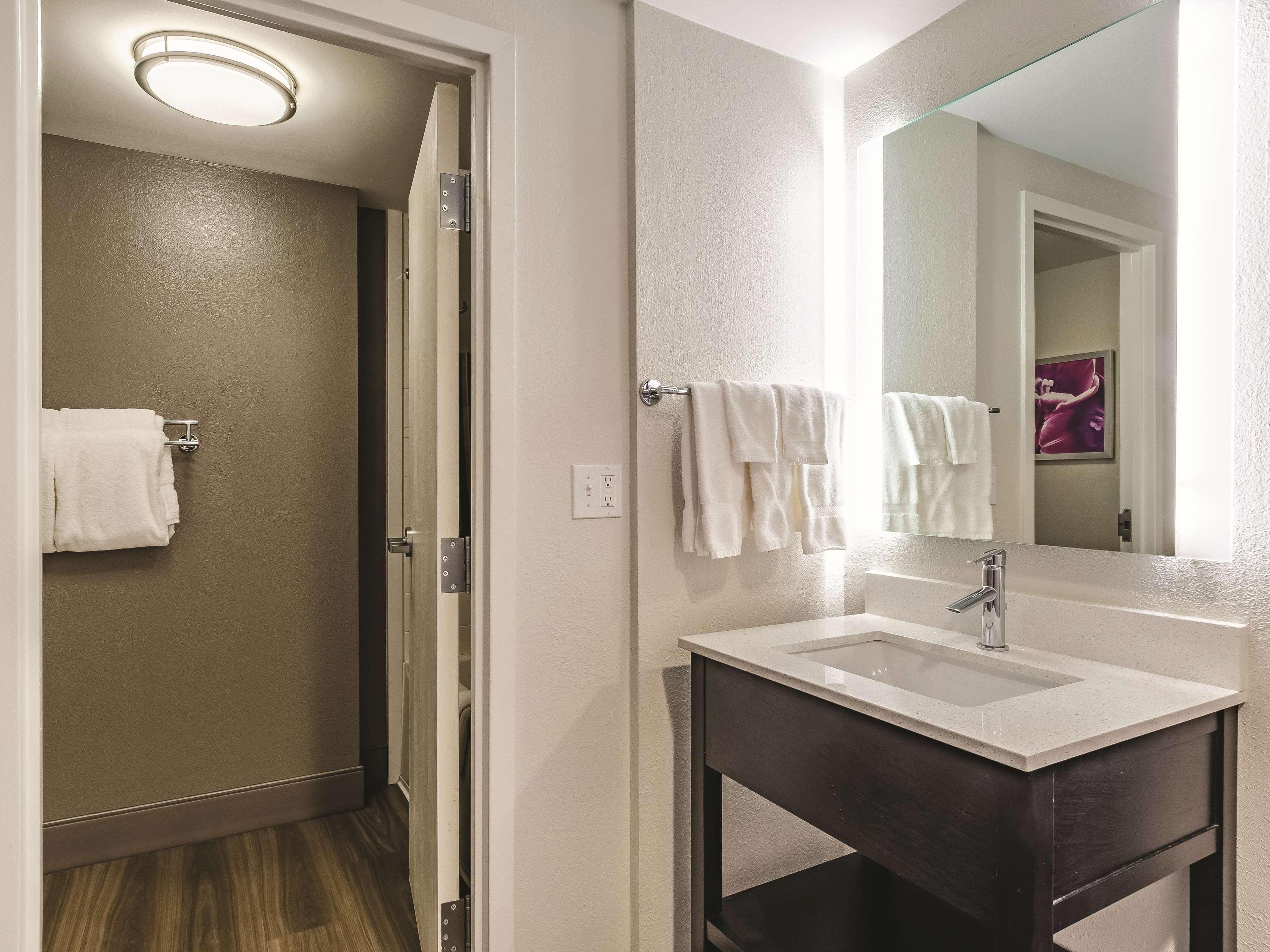 La Quinta By Wyndham Warwick Providence Airport Hotel Екстериор снимка