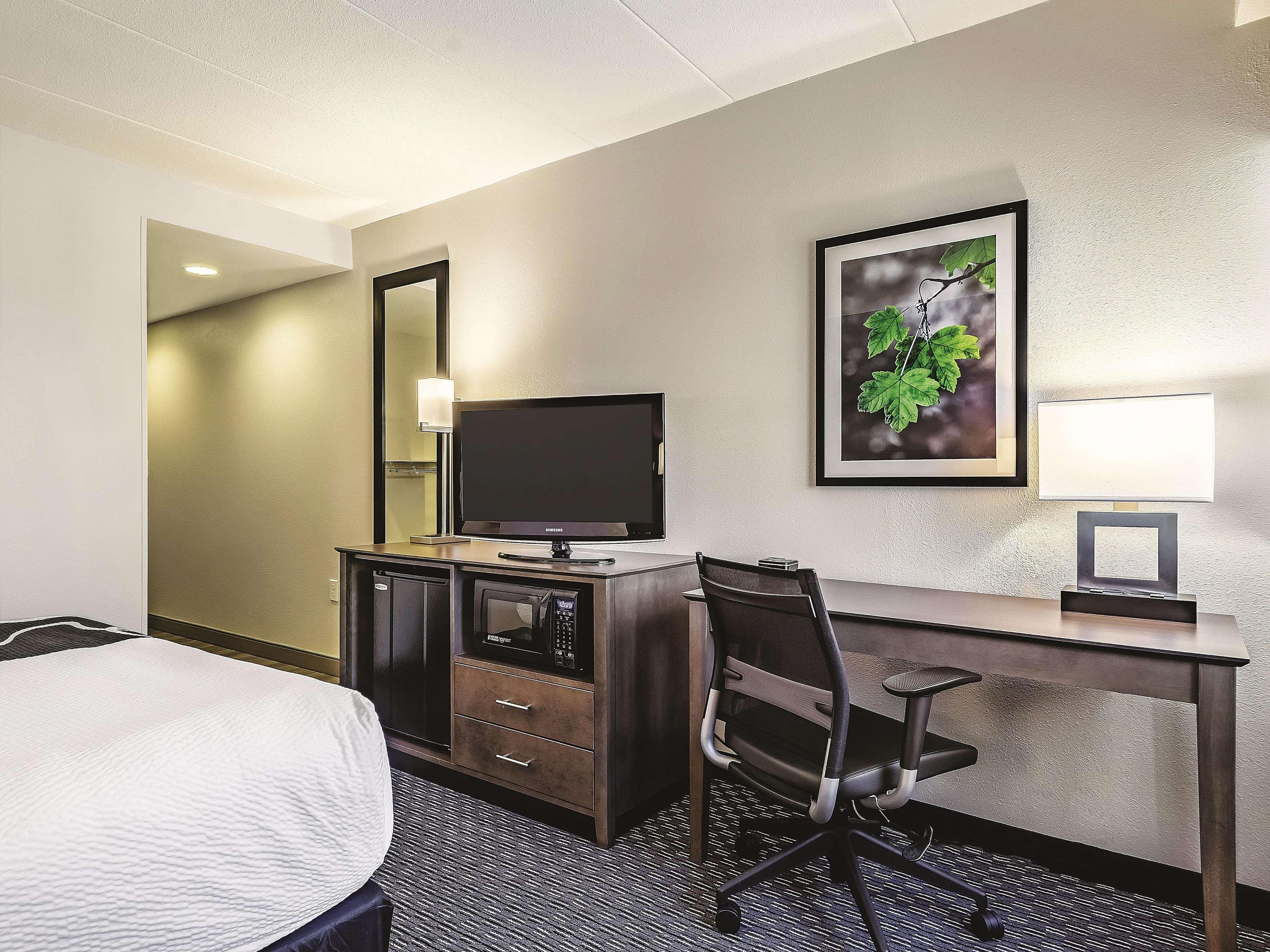 La Quinta By Wyndham Warwick Providence Airport Hotel Екстериор снимка