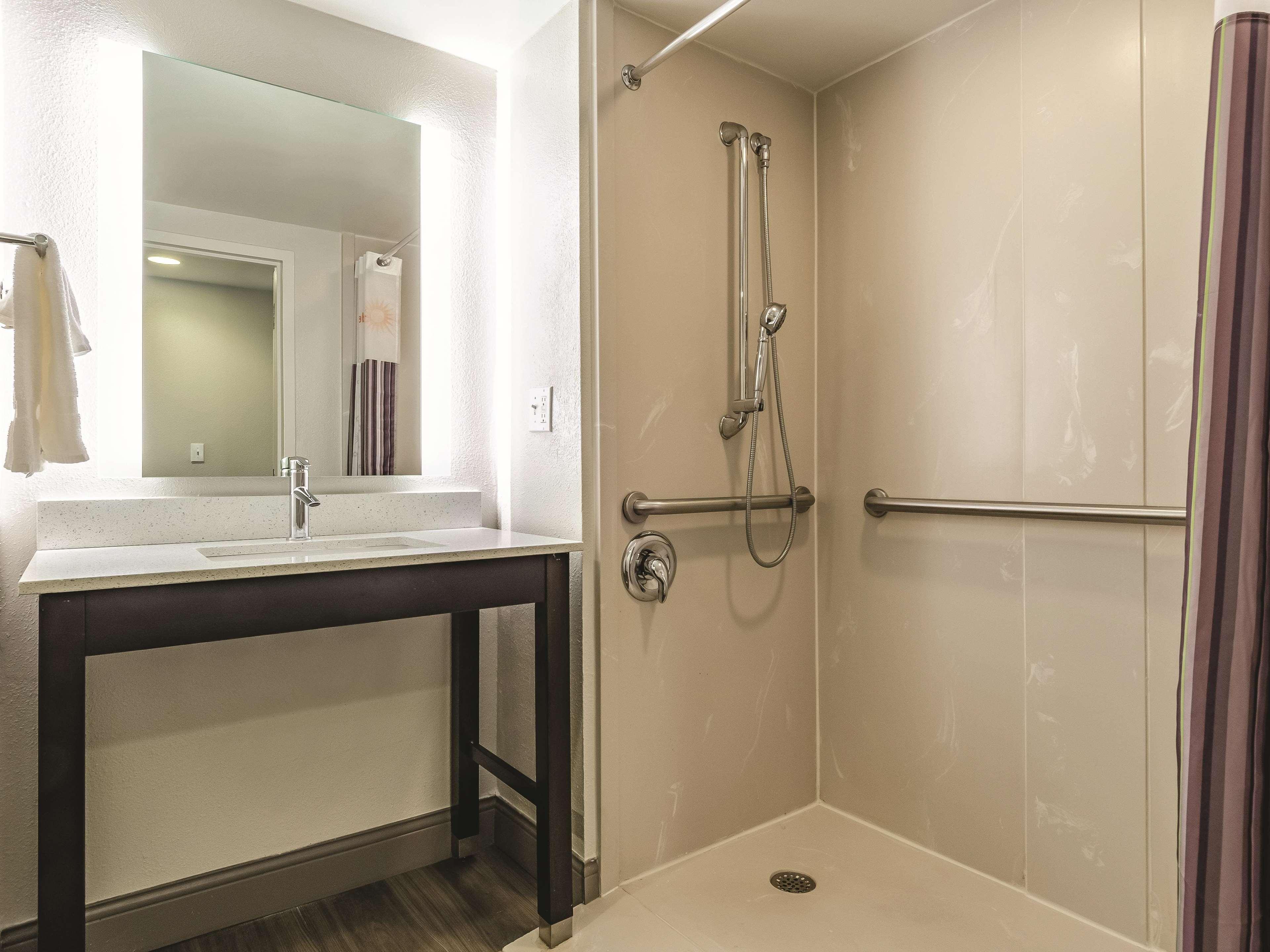 La Quinta By Wyndham Warwick Providence Airport Hotel Екстериор снимка