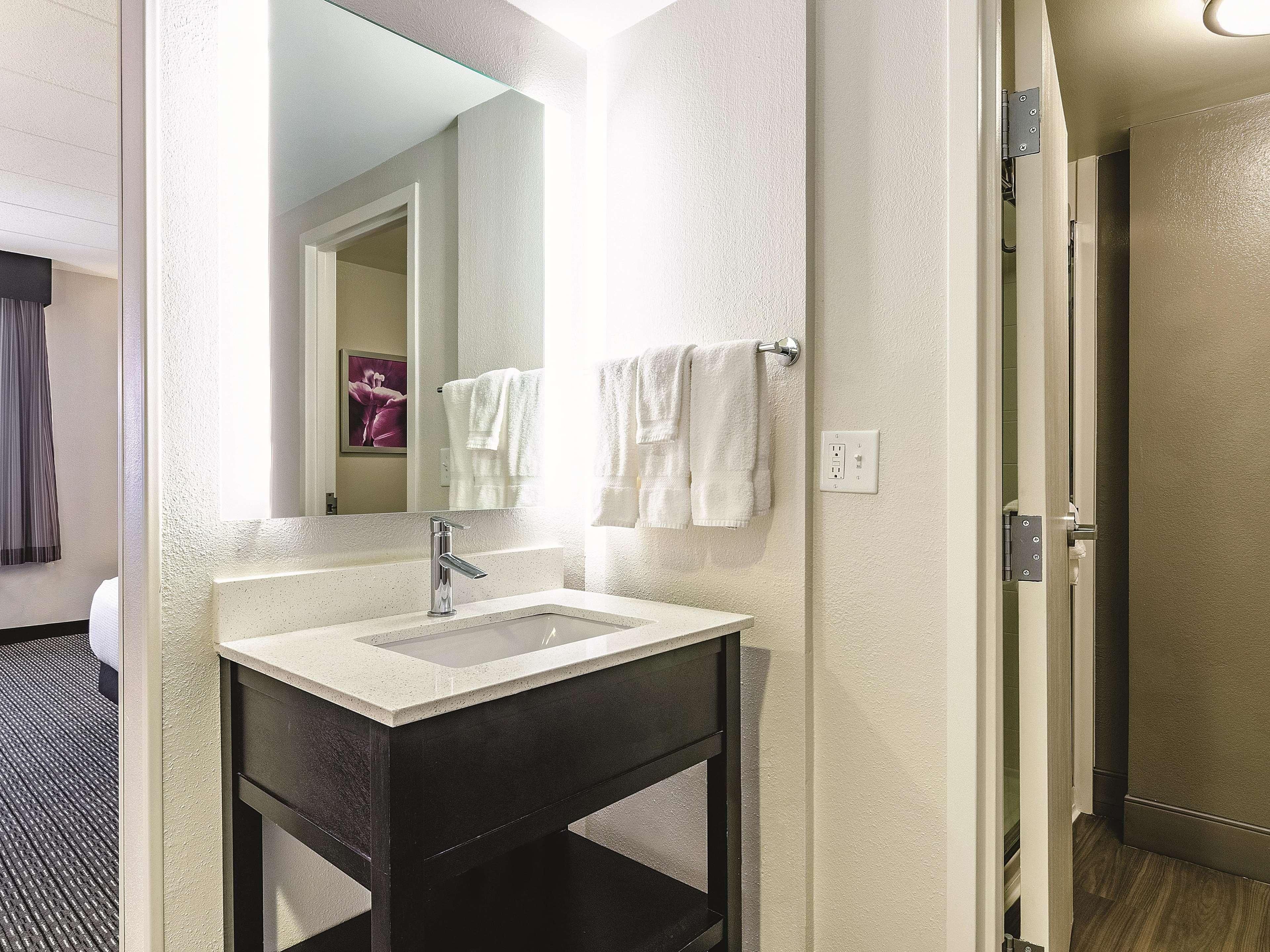La Quinta By Wyndham Warwick Providence Airport Hotel Екстериор снимка