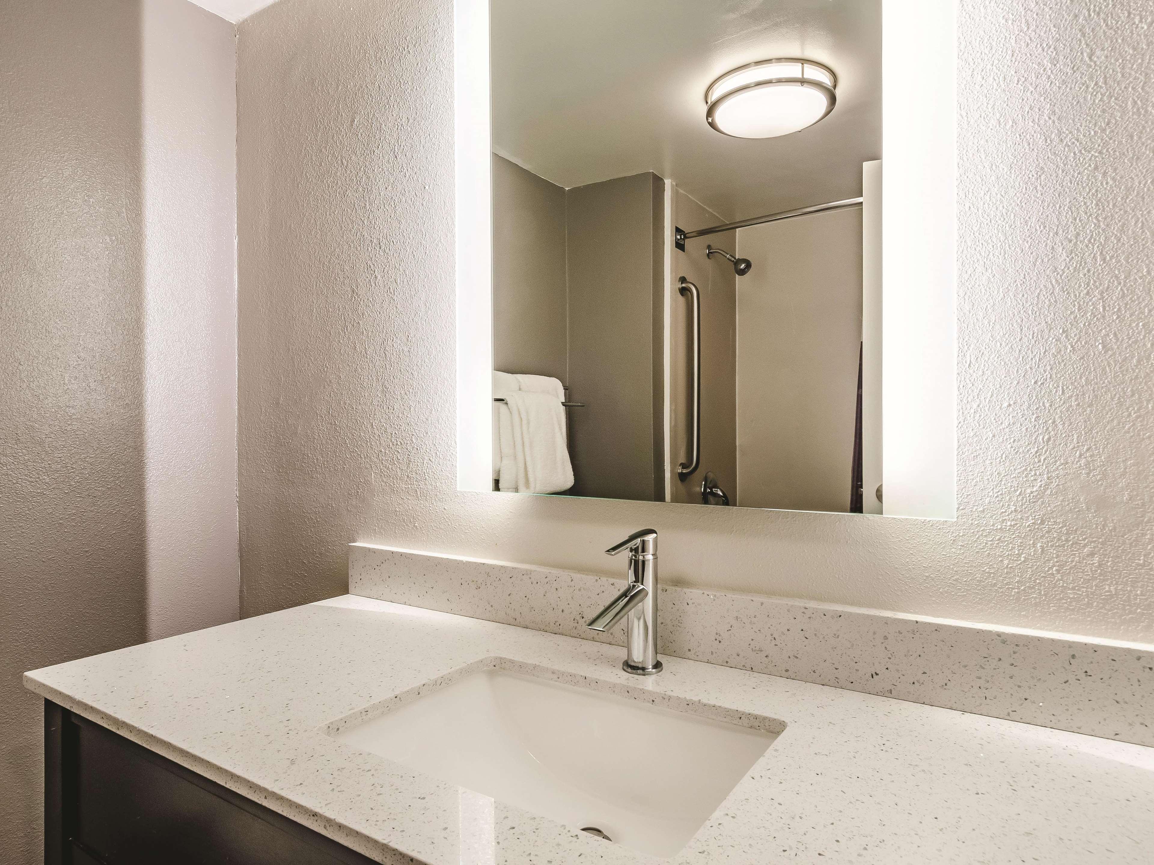 La Quinta By Wyndham Warwick Providence Airport Hotel Екстериор снимка