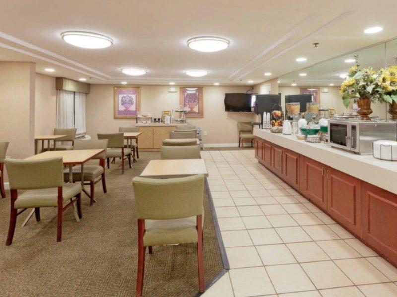 La Quinta By Wyndham Warwick Providence Airport Hotel Екстериор снимка