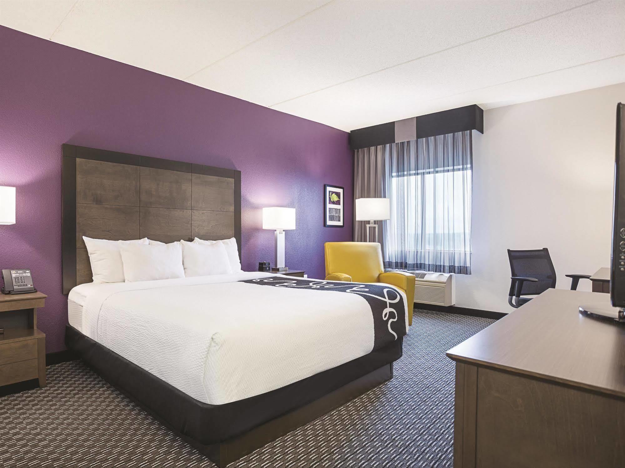 La Quinta By Wyndham Warwick Providence Airport Hotel Екстериор снимка