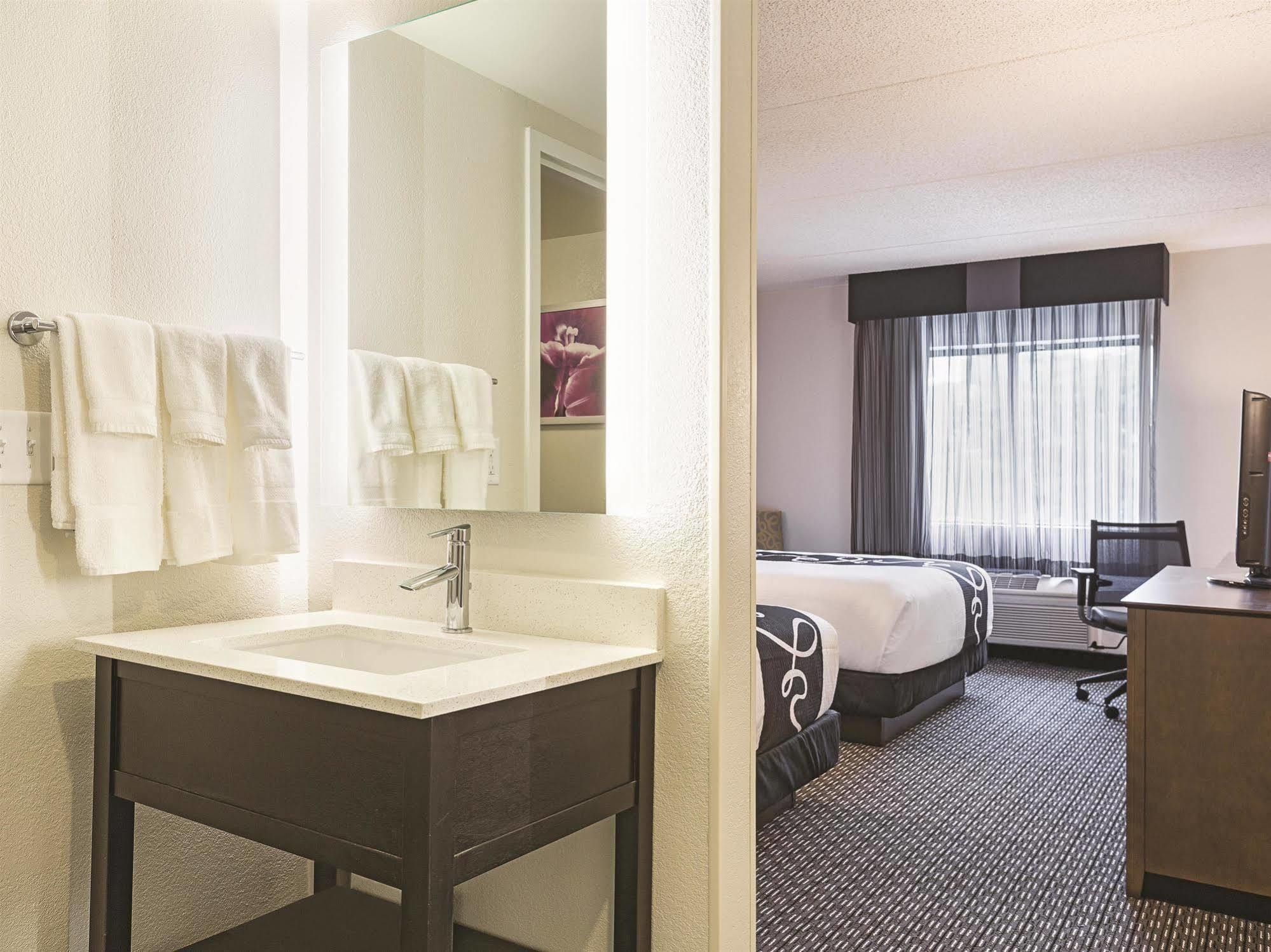 La Quinta By Wyndham Warwick Providence Airport Hotel Екстериор снимка